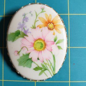Hallmark 1973 Bouquet of Flowers Cameo